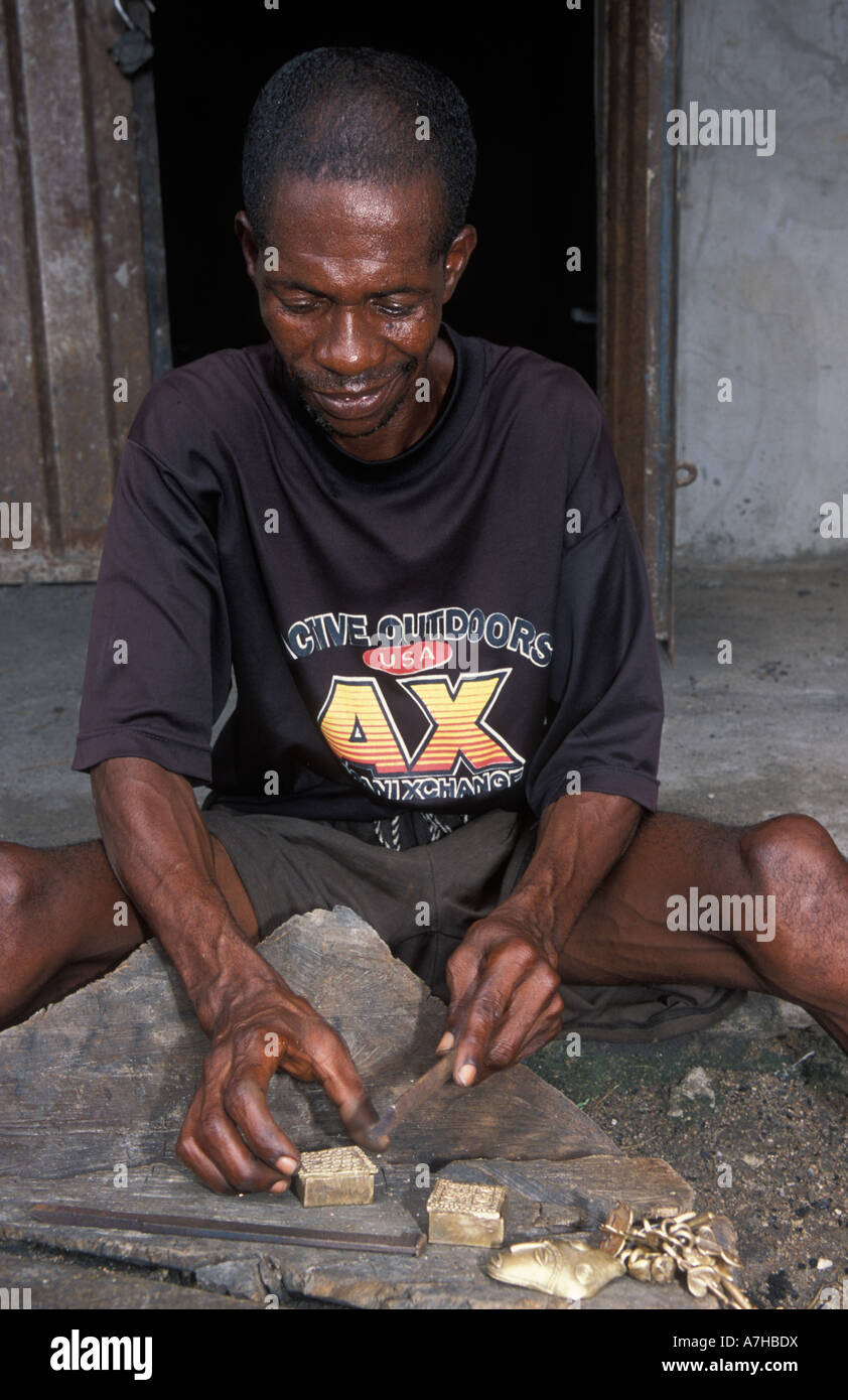 Brass worker making brass statues and urns, Kumasi, Ghana Stock Photo