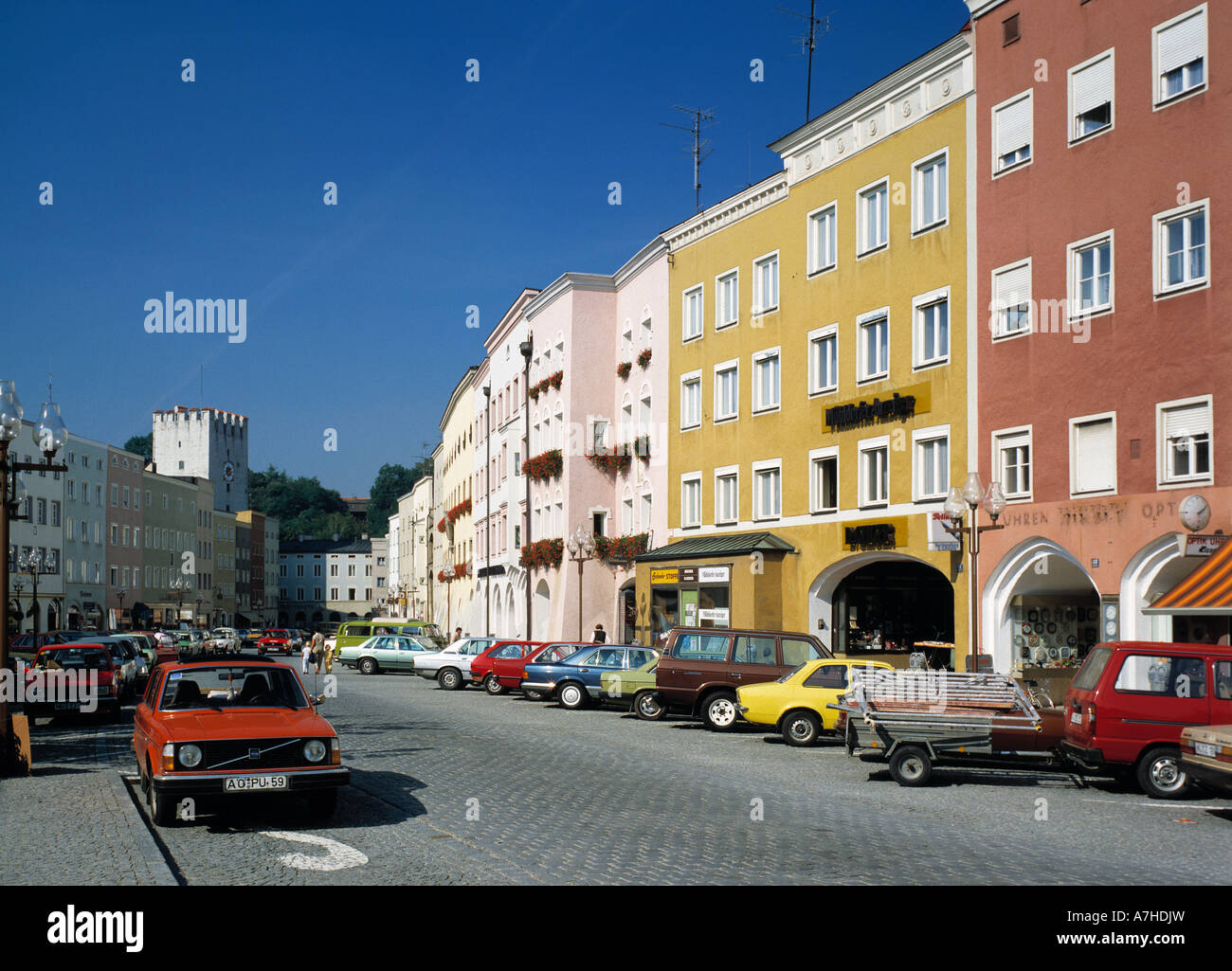 Stadtplatz mit Nagelschmiedturm und Buergerhaeusern in Muehldorf am Inn ...
