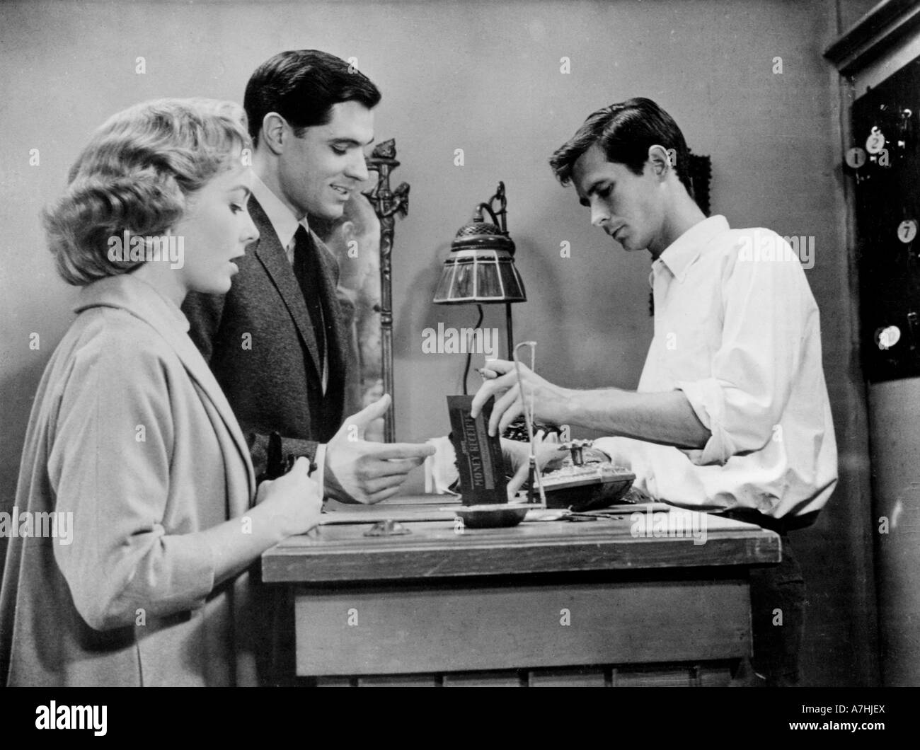 PSYCHO 1960 Shamley film directed by Alfred Hitchcock with from l: Janet Leigh, John Gavin and Anthony Perkins at Bates Motel Stock Photo