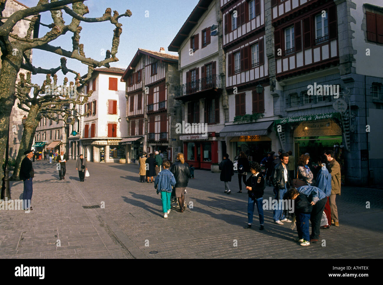 French people, tourists, walking, strolling, pedestrian zone, rue pieton,  Rue Gambetta, town of Saint-Jean-de-Luz, Saint Jean de Luz, France, France  Stock Photo - Alamy