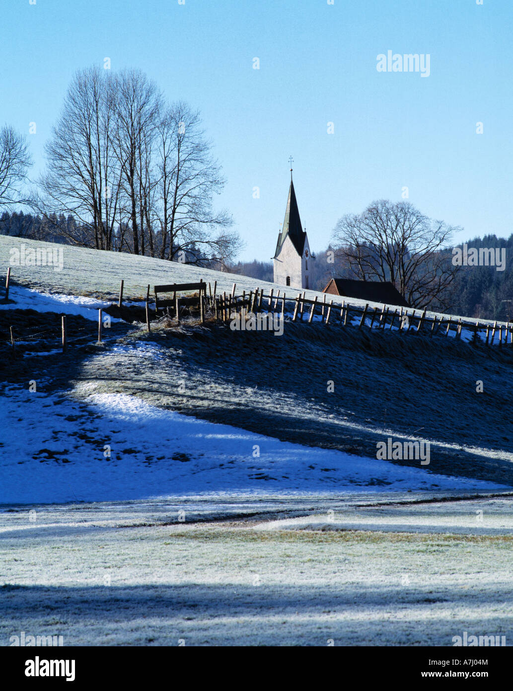 winterliche Huegellandschaft an der Dorfkirche von Weitnau-Kleinweiler-Hofen, Allgaeu, Schwaben, Bayern Stock Photo