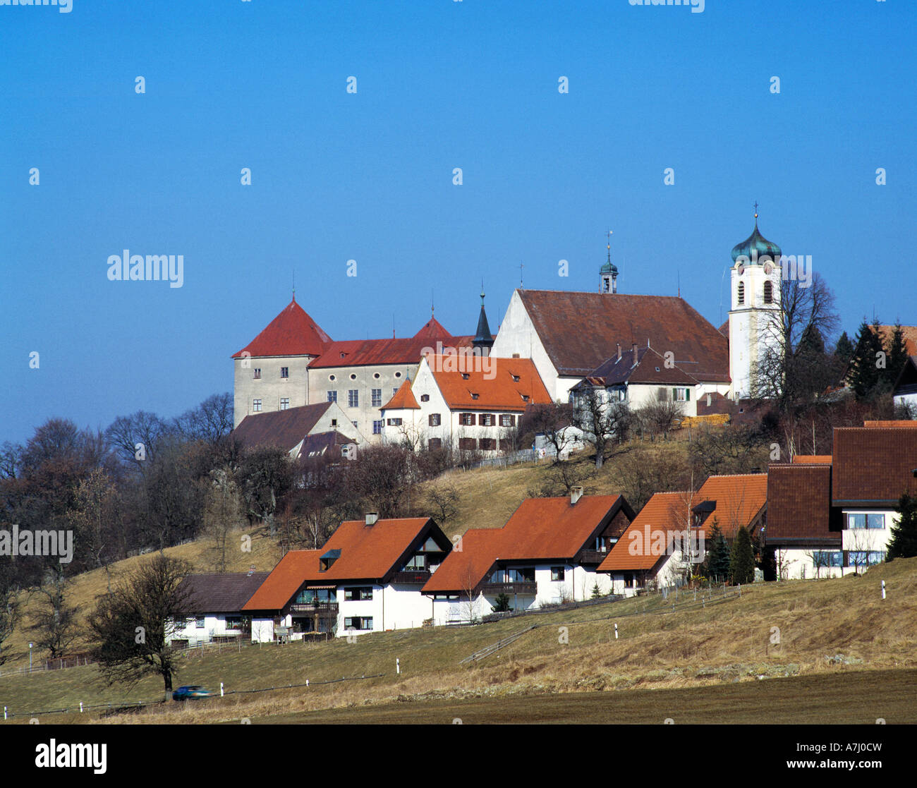 Panoramaansicht von Wolfegg in Oberschwaben mit Fuerstlichem Schloss und Pfarrkirche Sankt Katharina Stock Photo