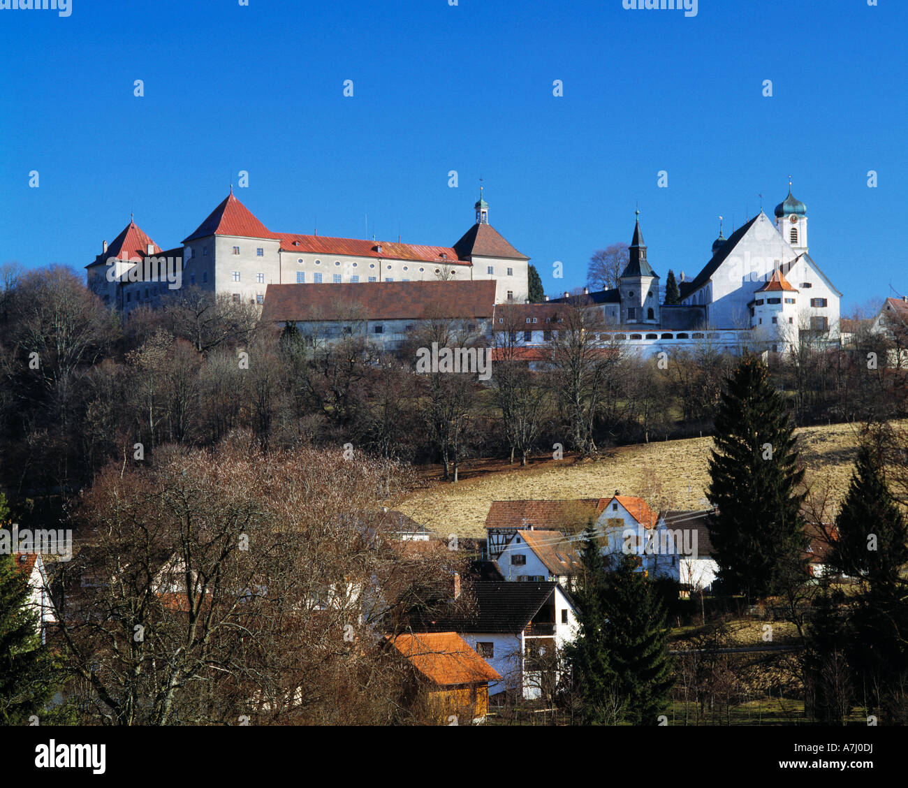Panoramaansicht von Wolfegg in Oberschwaben mit Fuerstlichem Schloss und Pfarrkirche Sankt Katharina Stock Photo