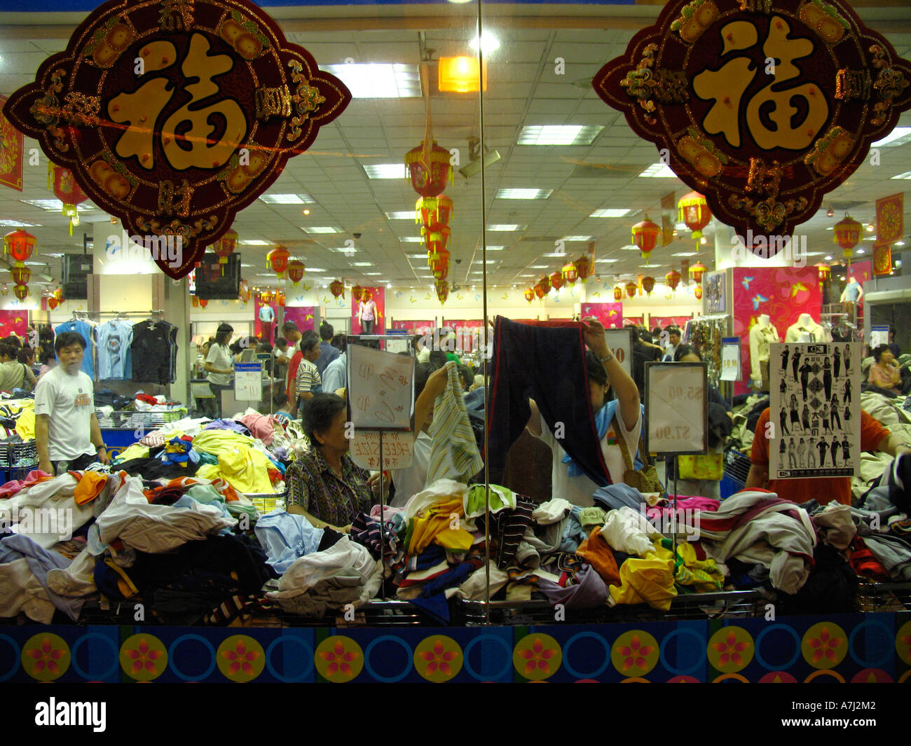 Shopping in China Town Singapore Stock Photo Alamy