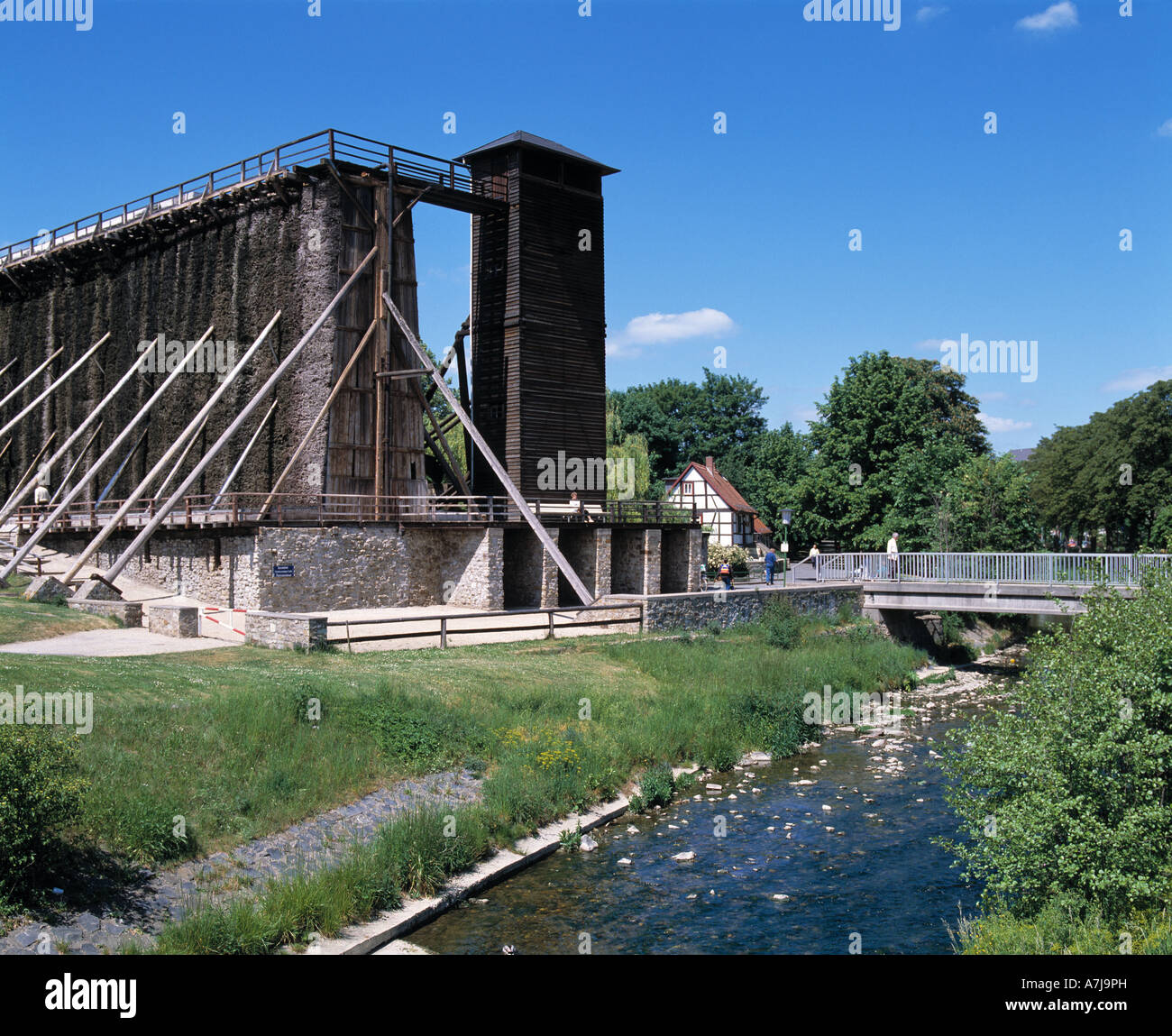 Gradierwerk am Flussufer der Usa im Kurpark von Bad Nauheim in Hessen Stock Photo