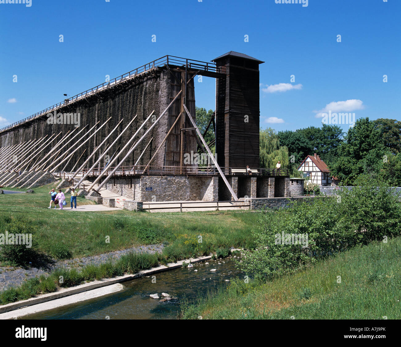 Gradierwerk am Flussufer der Usa im Kurpark von Bad Nauheim in Hessen Stock Photo