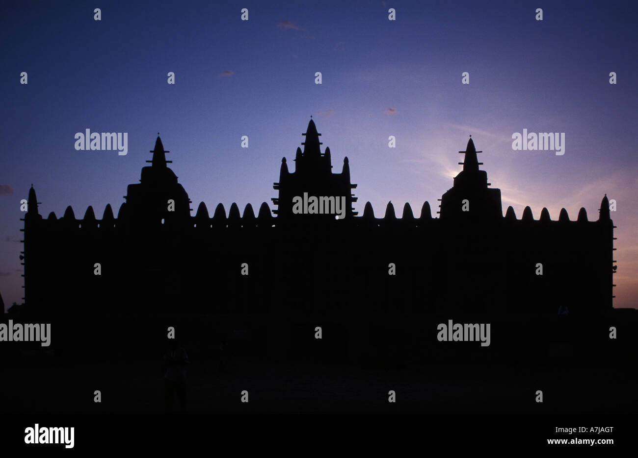 Djenné mosque, the largest mud structure in the world, was first built ...