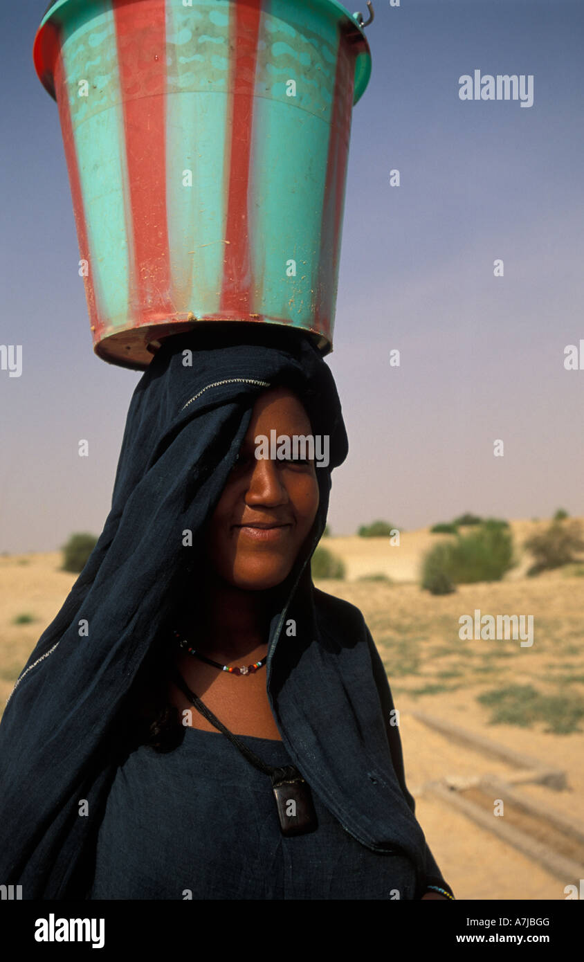 Tuareg woman collecting water from a well in the Sahara desert ,Timbuktu, Mali Stock Photo
