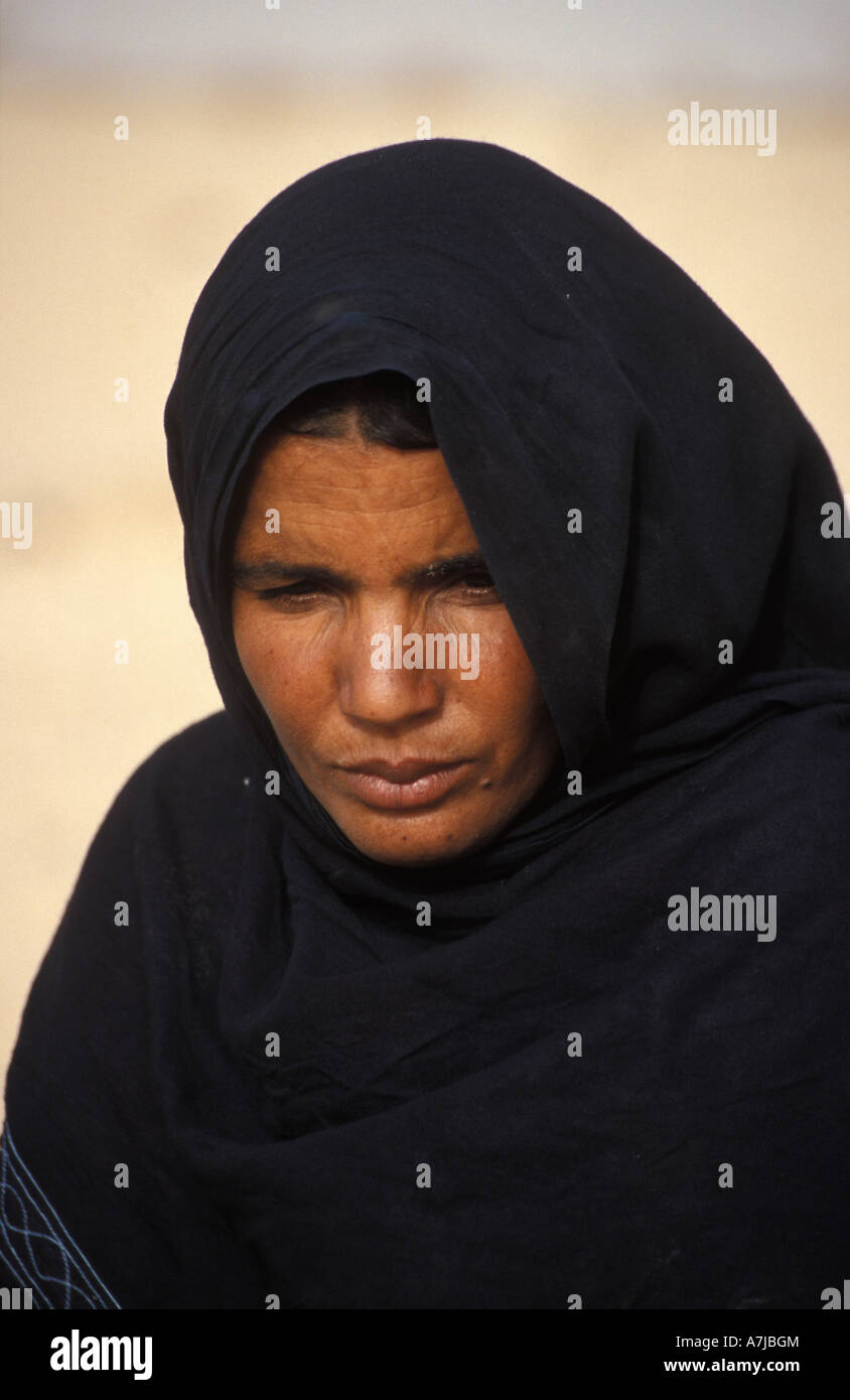 Tuareg woman in the Sahara desert, Timbuktu, Mali Stock Photo