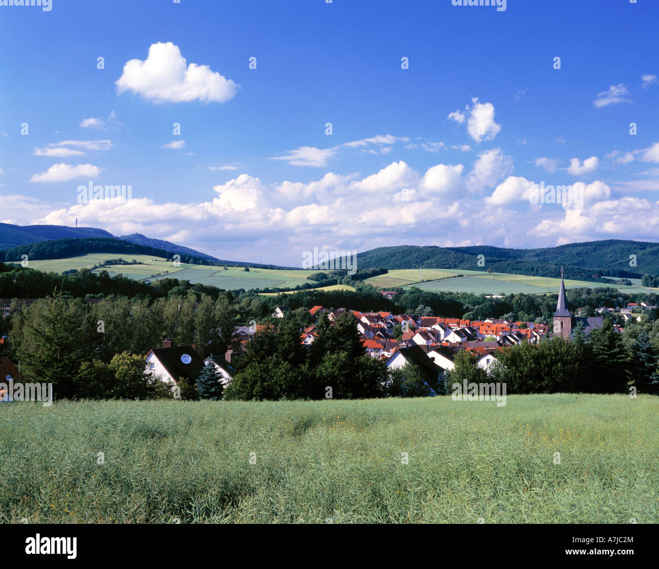 Stadt in Landschaft eingebettet, Stadtpanorama von Waldkappel, Wehre, Hessisches Bergland, Hessen Stock Photo