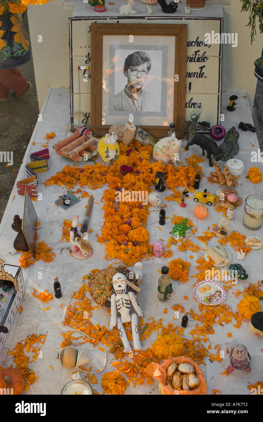 A shrine on a loved ones grave during the DEAD OF THE DEAD ceremony SAN MIGUEL DE ALLENDE MEXICO Stock Photo