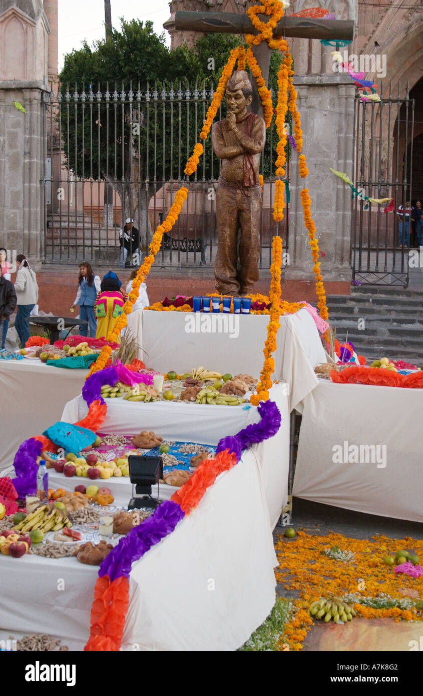 City shrine with fruits and other offerings in the JARDIN during the DEAD OF THE DEAD SAN MIGUEL DE ALLENDE MEXICO Stock Photo