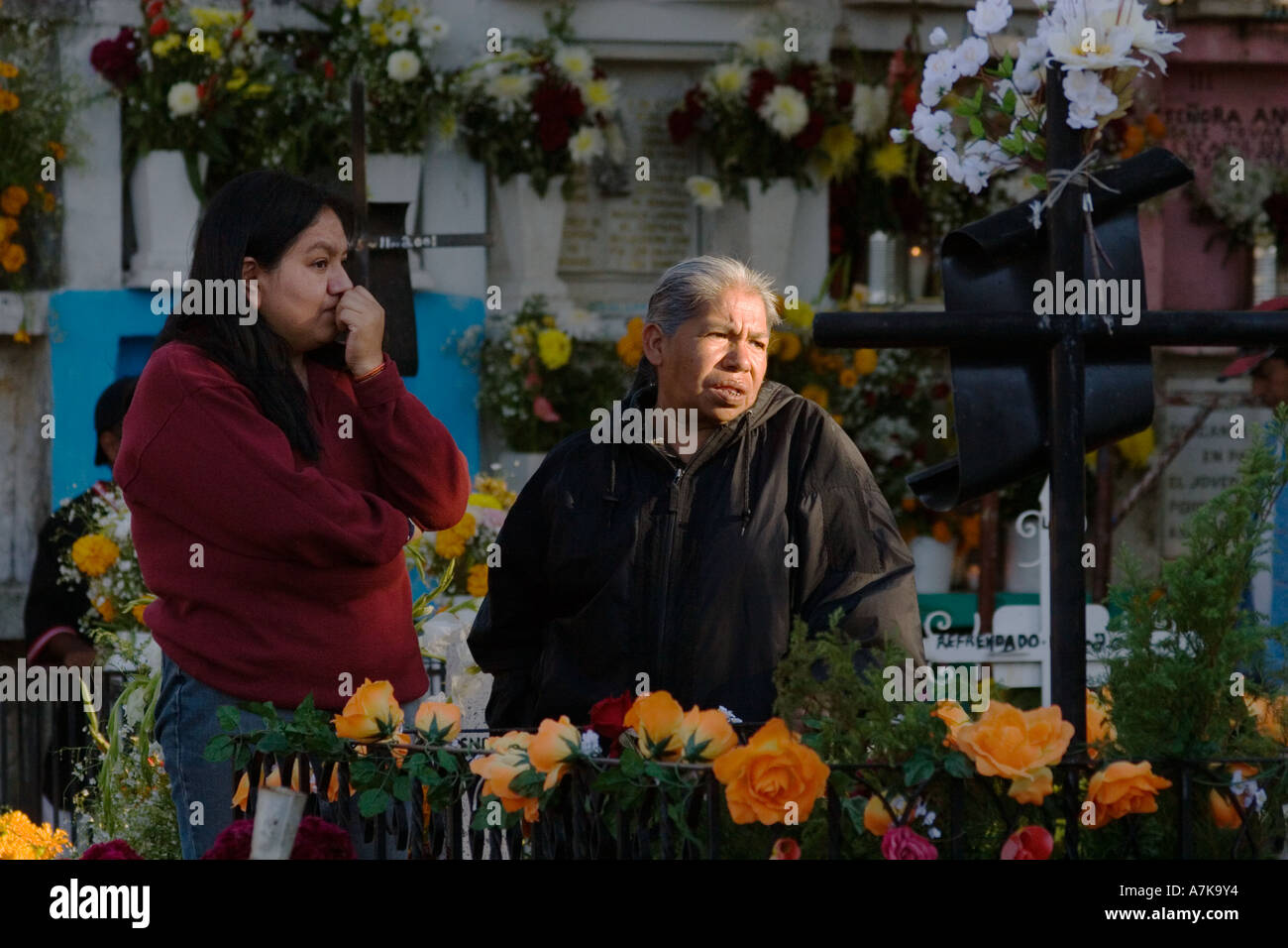 Relatives commune at a relatives grave during the DEAD OF THE DEAD SAN MIGUEL DE ALLENDE MEXICO Stock Photo