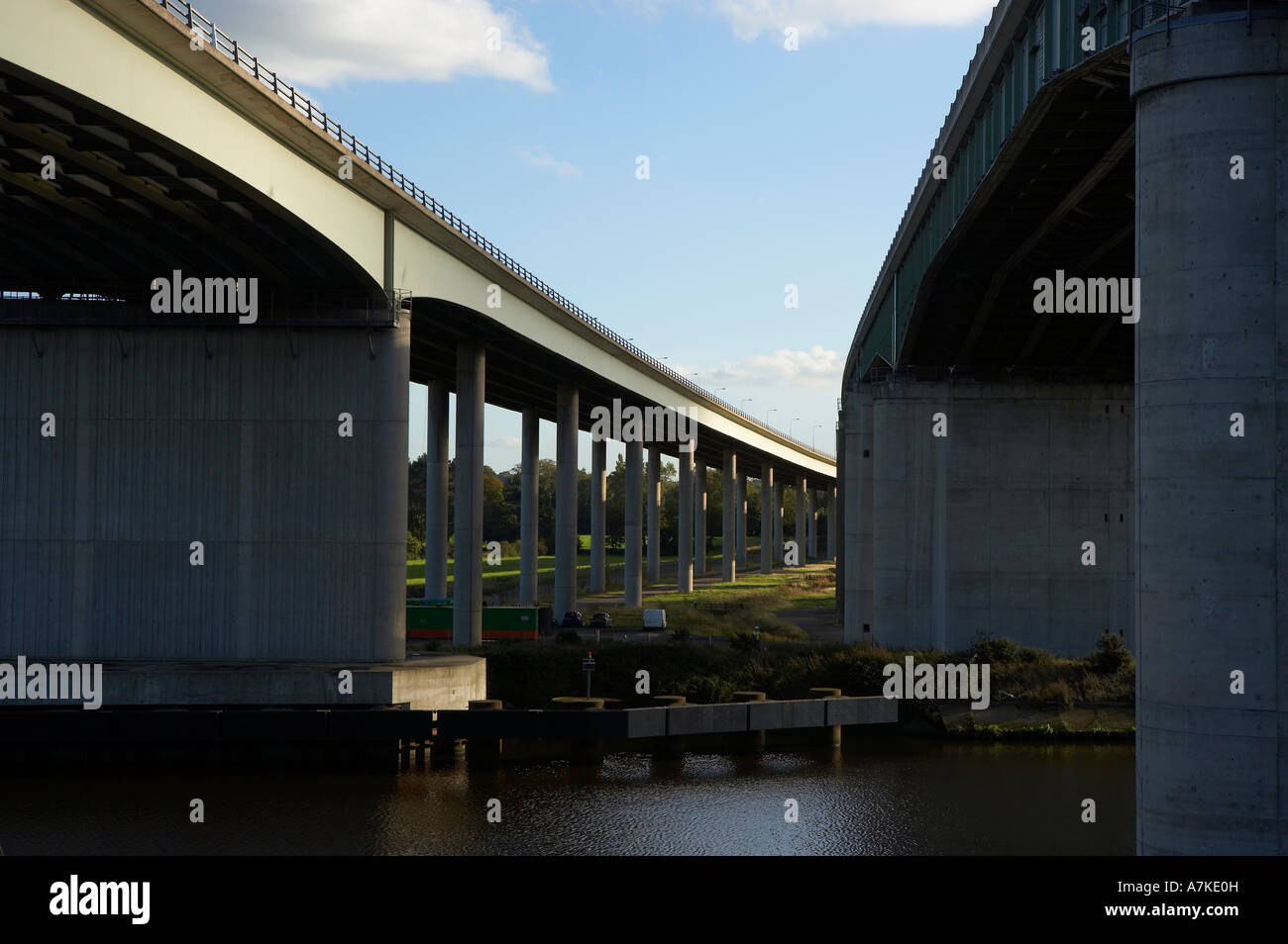 VIEW SOUTH OF THELWALL VIADUCT AND M6 MOTORWAY CROSSING MANCHESTER SHIP CANAL ENGLAND Stock Photo