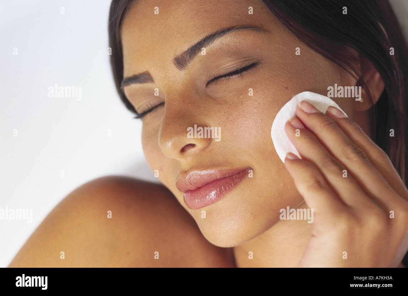 уход за лицом. девушка с кремом на лице. инфракрасная лампа для здоровья человека. пенка для умывания девушка. энергетическая лампа витамакс.