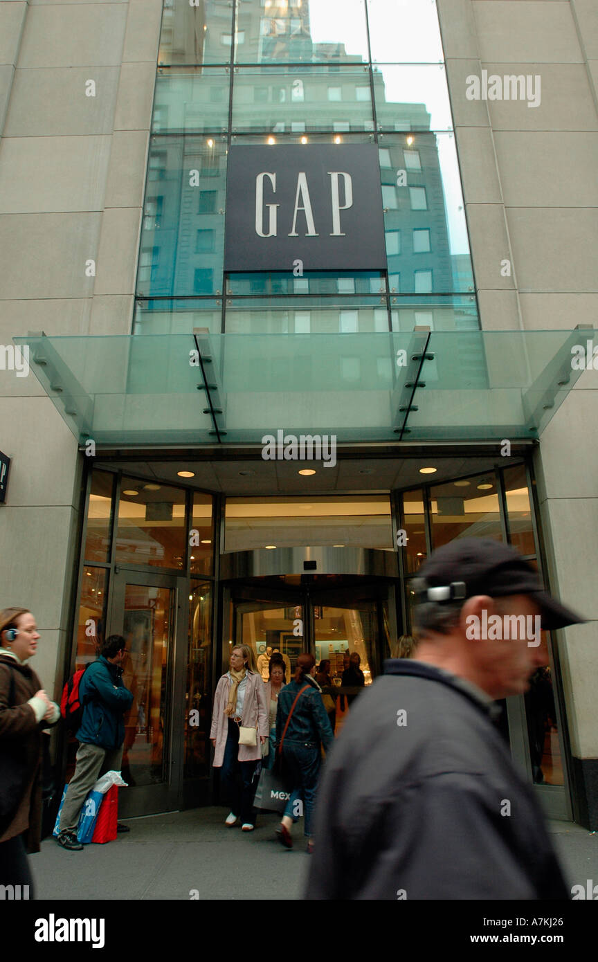 Gap store fifth avenue hi res stock photography and images Alamy