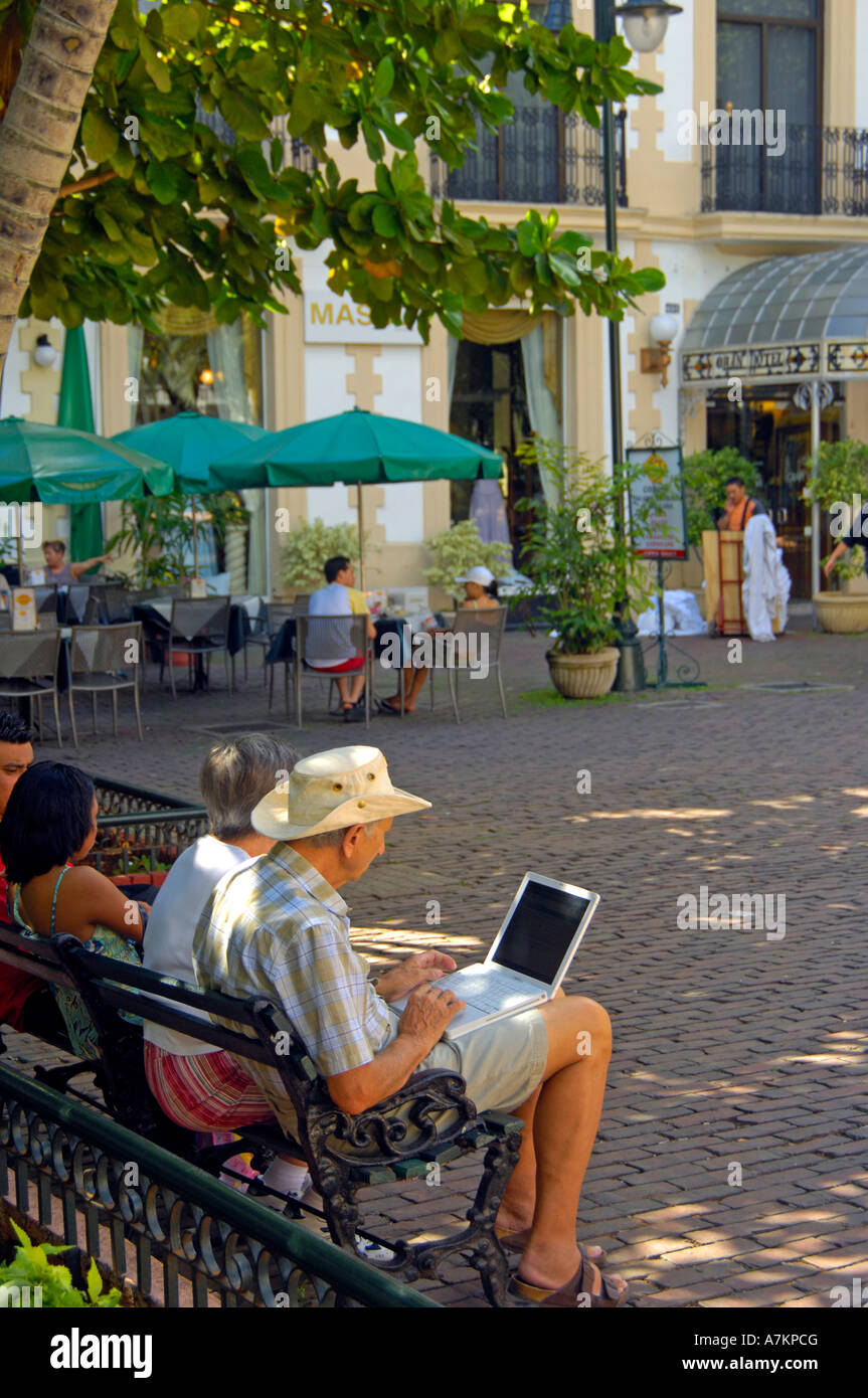 A tourist using a laptop in Hidalgo park, Merida Stock Photo