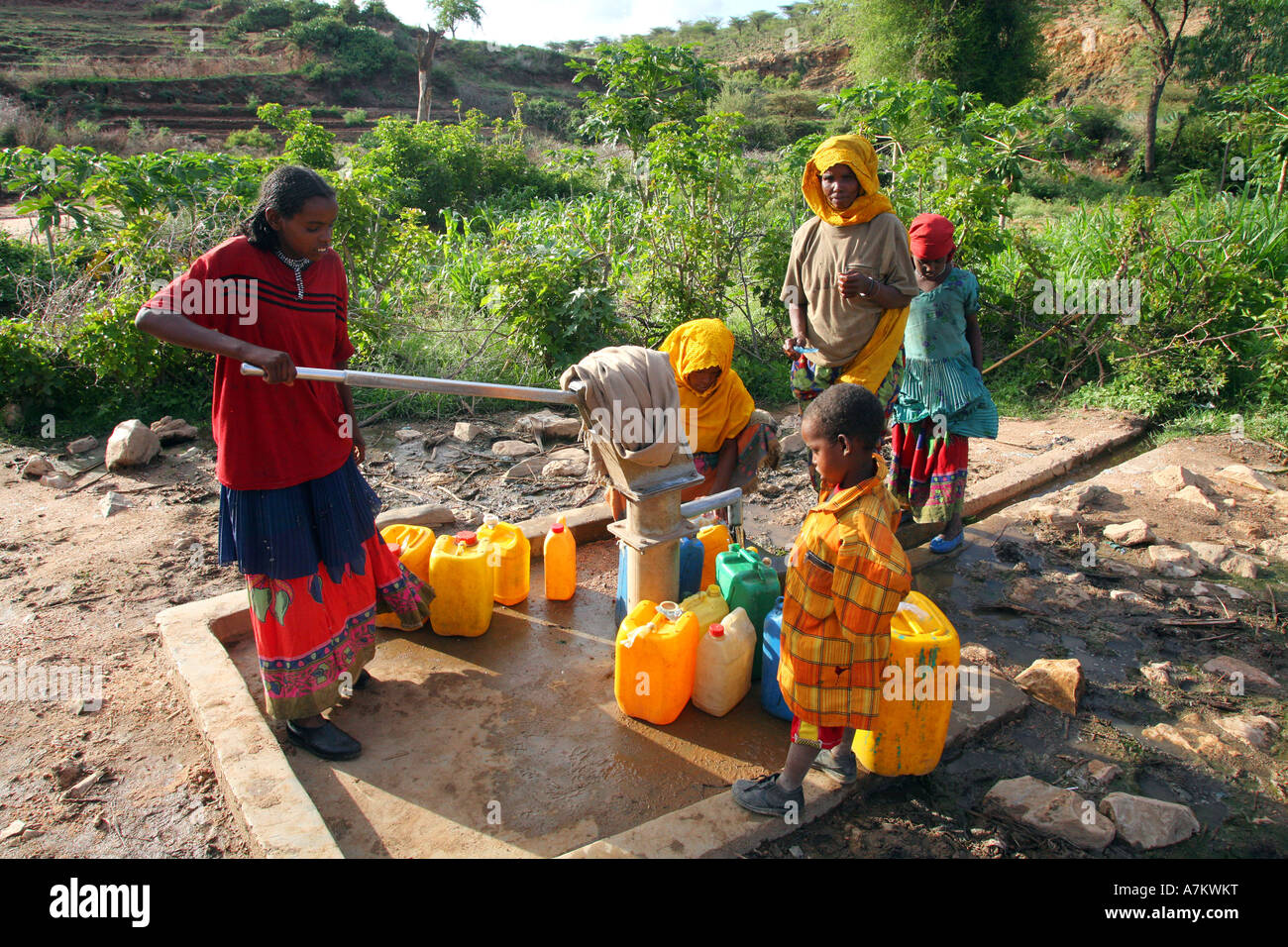 Women in ethiopia collecting water hi-res stock photography and images ...