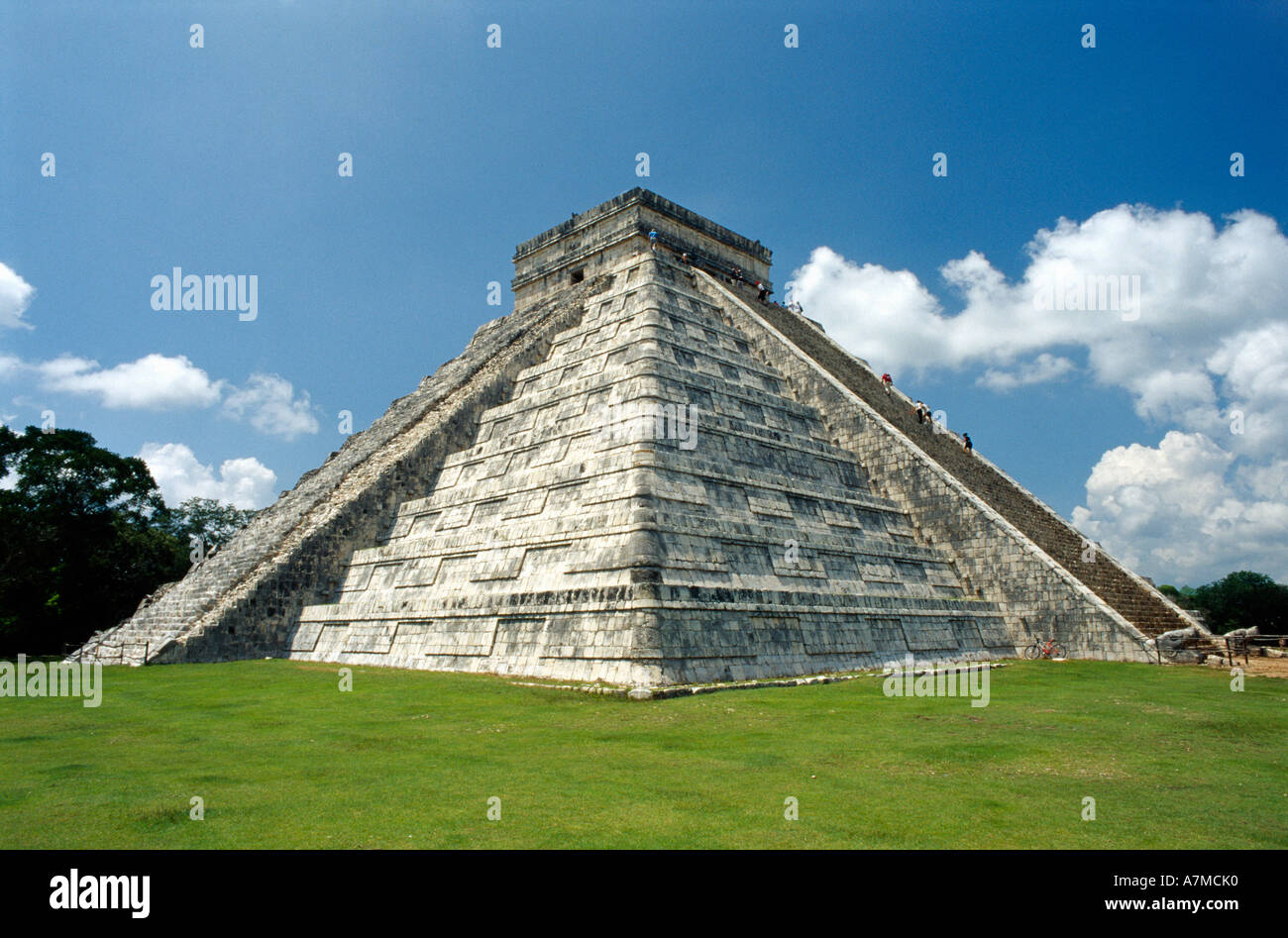 Climbing mayan pyramid chichen itza hires stock photography and images