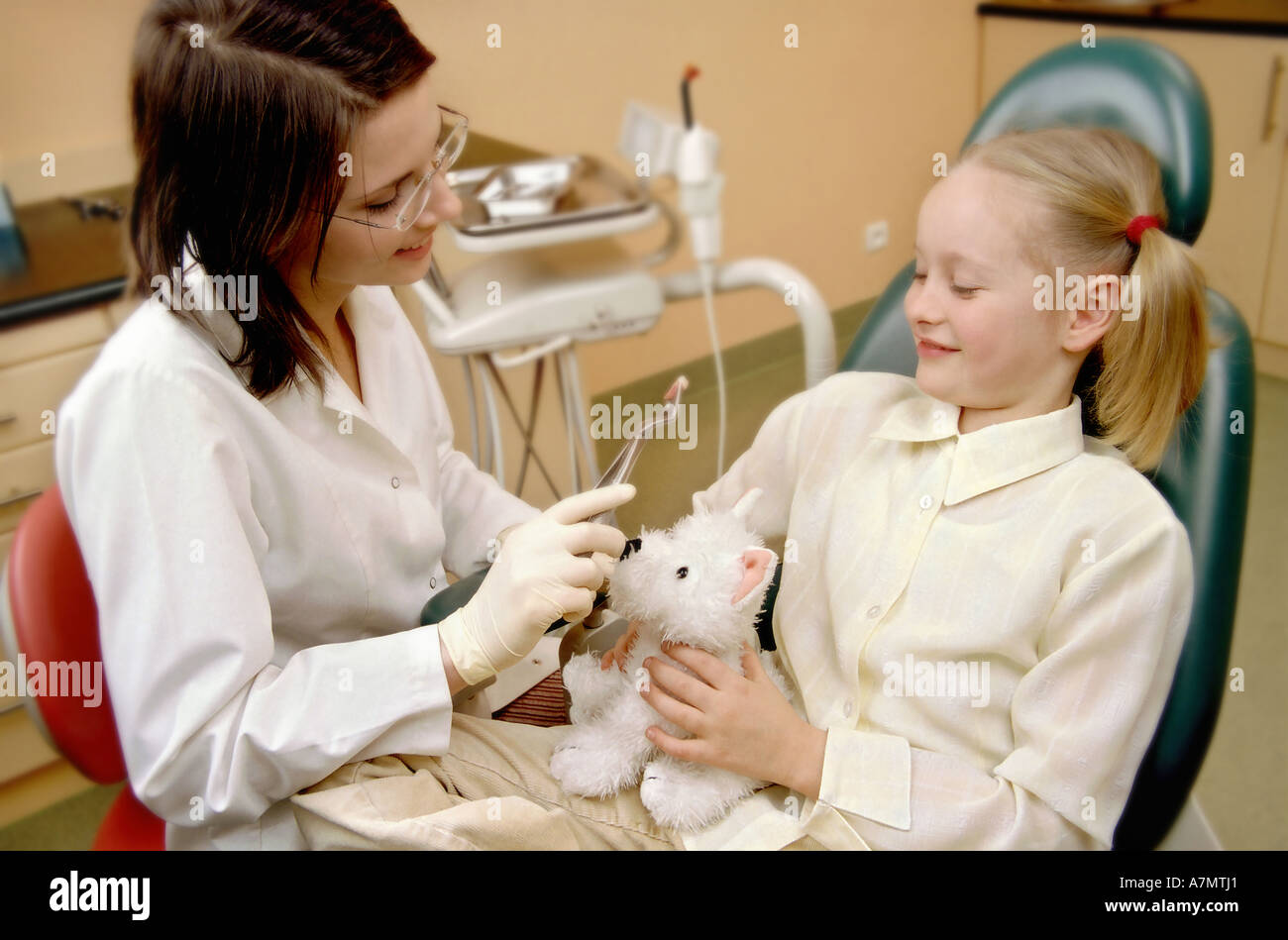 Little girl at the dentist Stock Photo - Alamy
