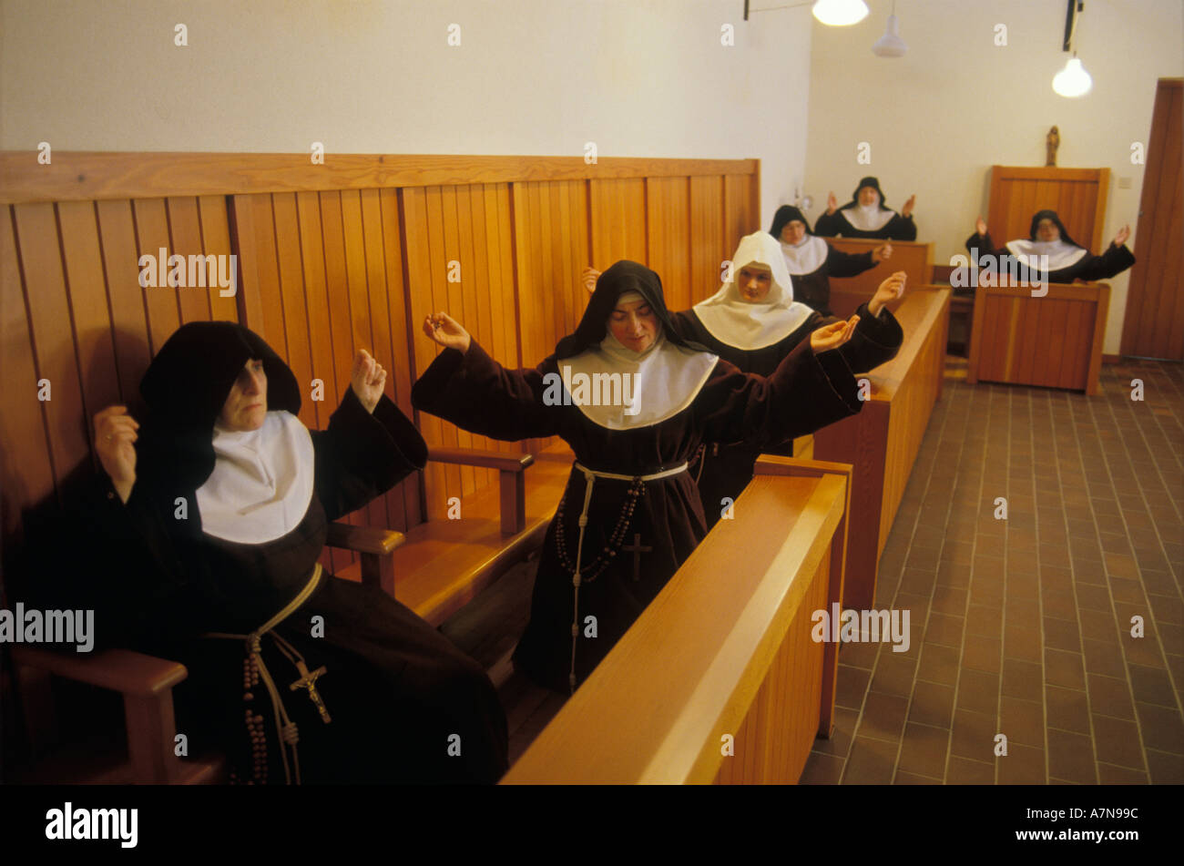 Nuns UK Roman Catholic Closed Order, Poor Clares Much Birch, Hertfordshire, Young members kneel older ones sit during Vespers 1989 1980s  HOMER SYKES Stock Photo