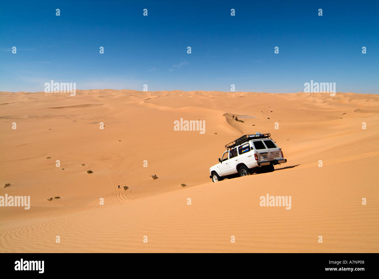 Car in libyan desert libya hi-res stock photography and images - Alamy