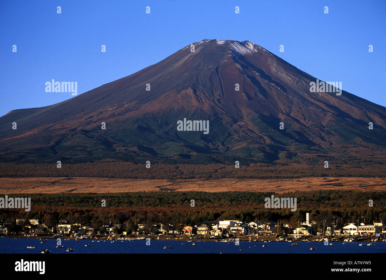 Japan, Honshu Island, Chubu region, the Mount Fuji (12 388, 45 ft) in front of Lake Yamanako and Kawagushi village Stock Photo