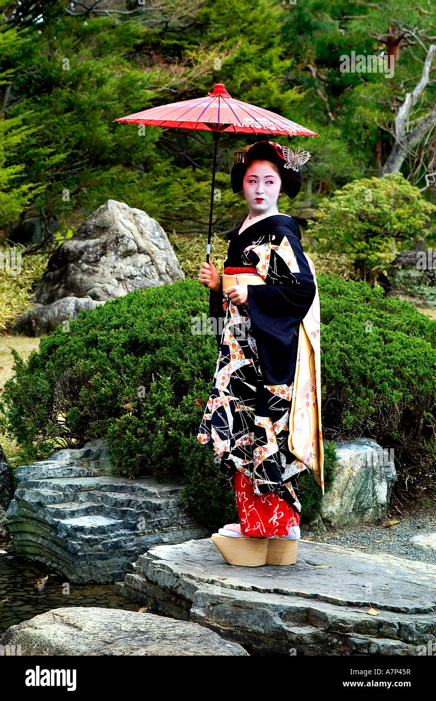 Beeldhouwwerk publiek roman Kyoto Geisha parasol umbrella sunshade Stock Photo - Alamy
