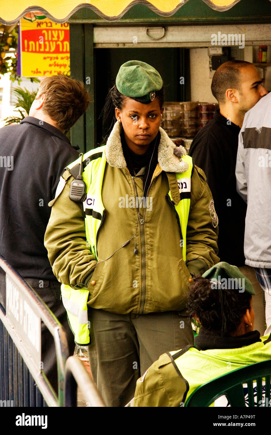 woman border guard police at mahane yehuda market jerusalem israel Stock Photo