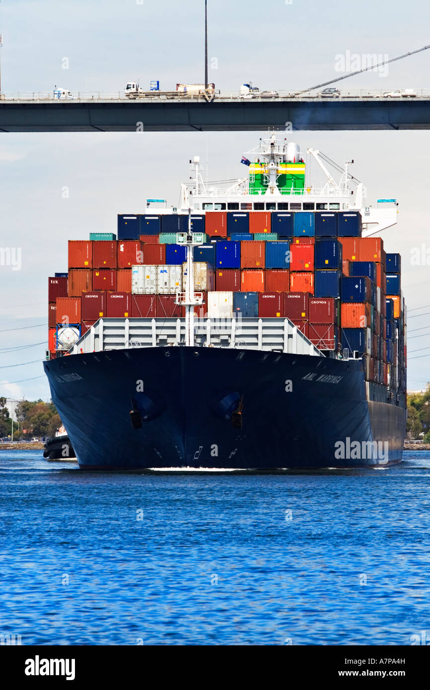 Shipping Industry / A container ship arrives in the "Port of Melbourne
