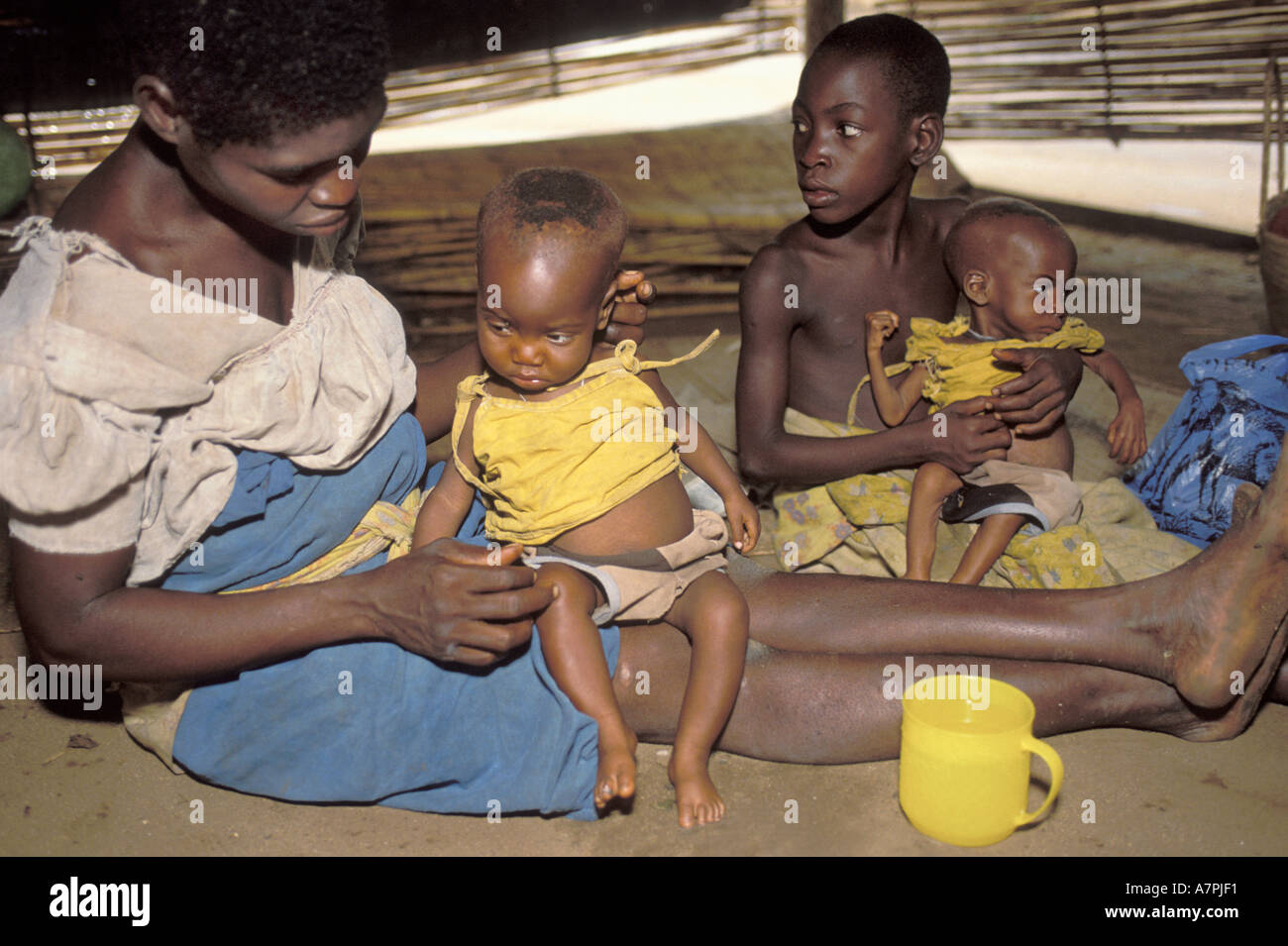 Mozambique displaced mothers and babies at Save the Children Fund feeding centre in Malawi Stock Photo