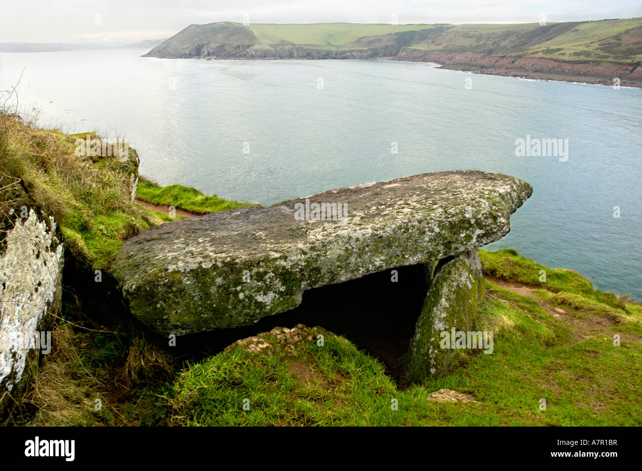 Kings quoit burial chamber hi-res stock photography and images - Alamy