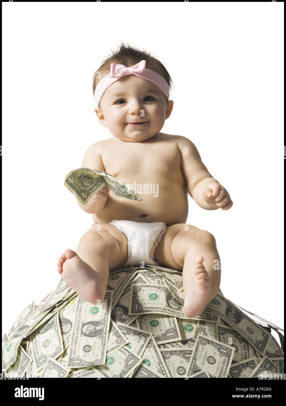 Отношение к деньгам. Кормить деньги. Деньги и младенец вертикальное фото. Денежный котик. Кормить деньги.