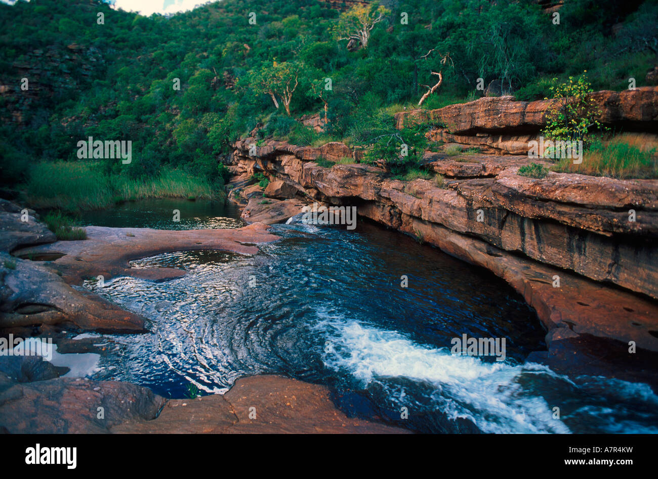 Goud River waterfall cliffs and sedimentary rock layers Berglust Game