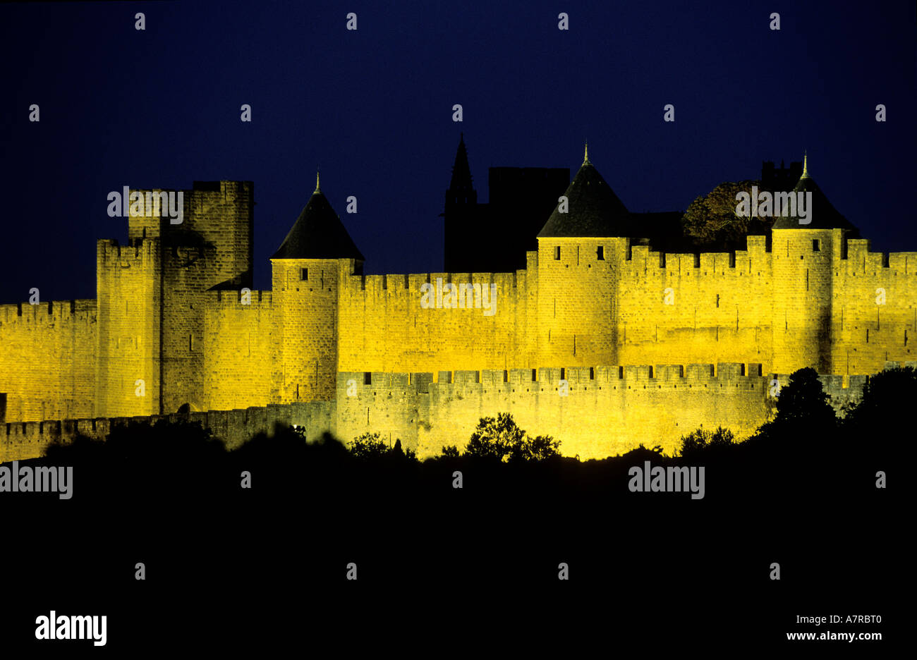 France Aude Ramparts Of Carcassonne At Night Stock Photo Alamy france-aude-ramparts-of-carcassonne-at-night-stock-photo-alamy