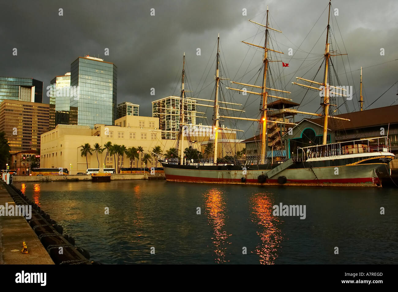 Downtown honolulu at dusk hi-res stock photography and images - Alamy