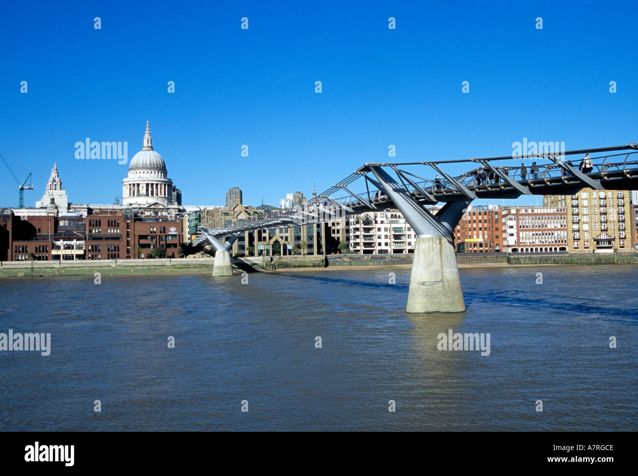 Millennium bridge across the River Thames London designed by Sir Norman Foster and linking St Paul s Cathedral Tate Modern Stock Photo