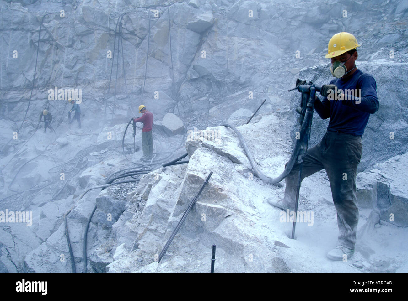 China Hubei Province Yichang Construction workers laboring at Three Gorges Dam construction site Stock Photo