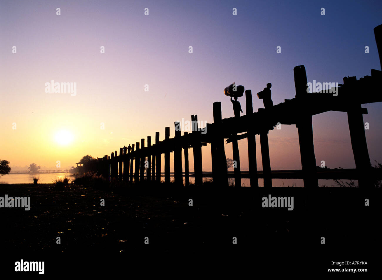 U bein bridge myanmar hi-res stock photography and images - Alamy