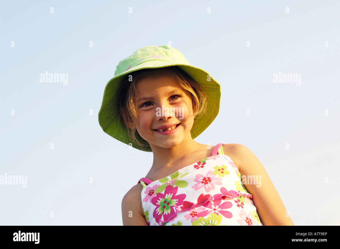 Girl child summer dress hat hi-res stock photography and images - Alamy