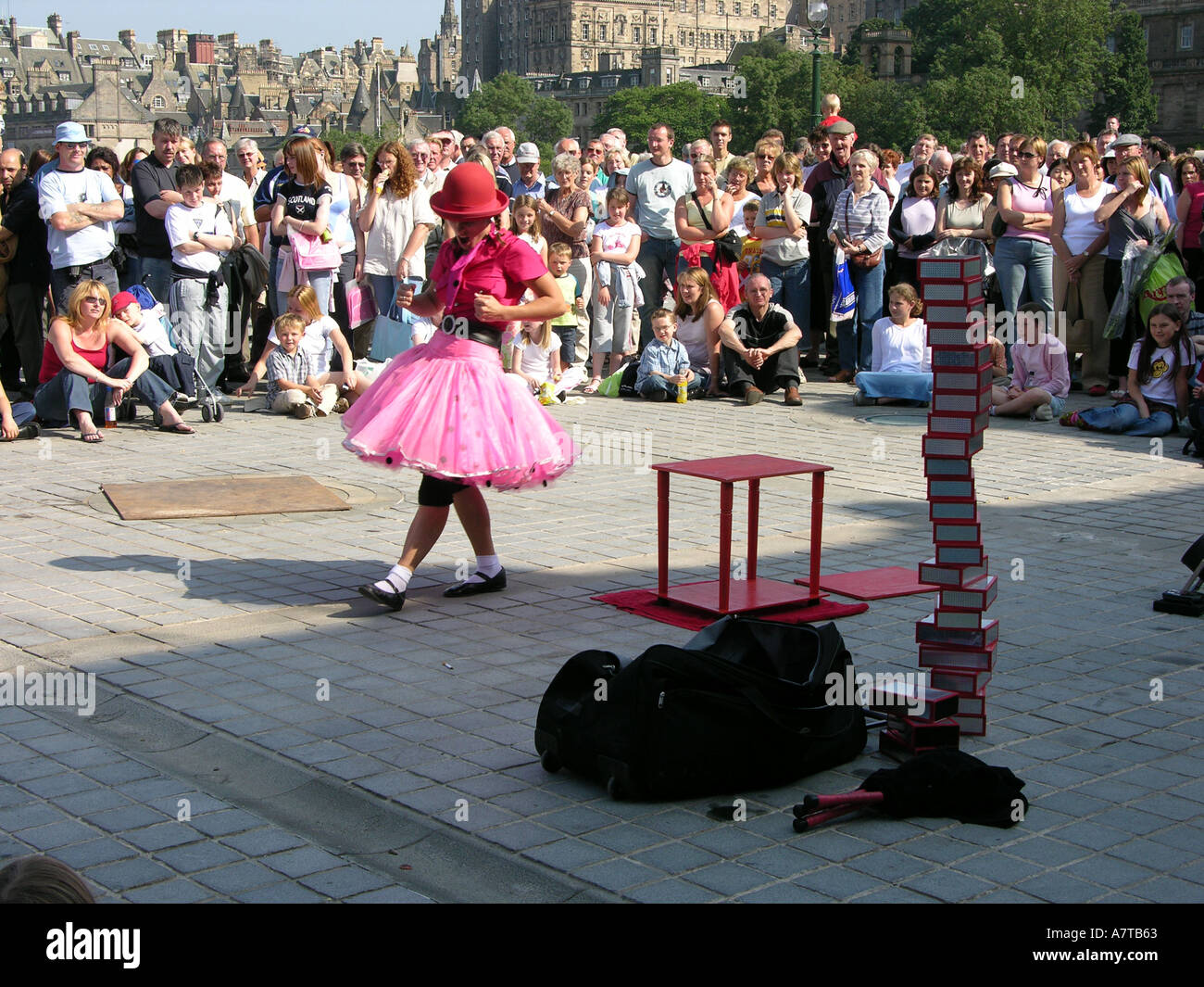 Edinburgh Fringe street theatre and magic show Stock Photo Alamy