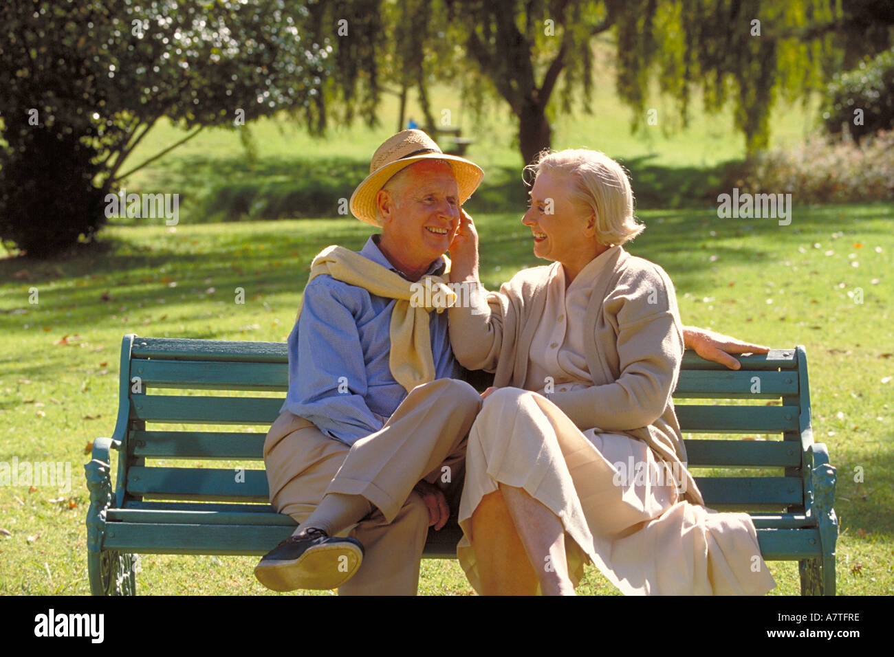 Elderly couple sitting on bench hi-res stock photography and images - Alamy