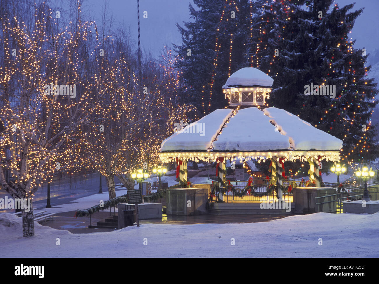 NA, USA, Washington, Leavenworth. Gazebo and Main Street with Christmas