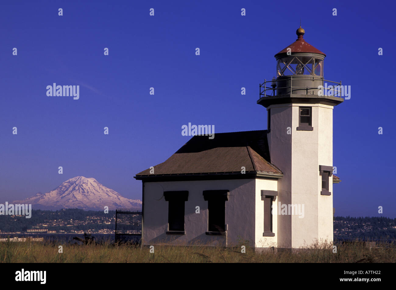 USA, Washington, Maury Island. Point Robinson Lighthouse, Mt. Rainier behind, Est 1885, b. 1915 Stock Photo
