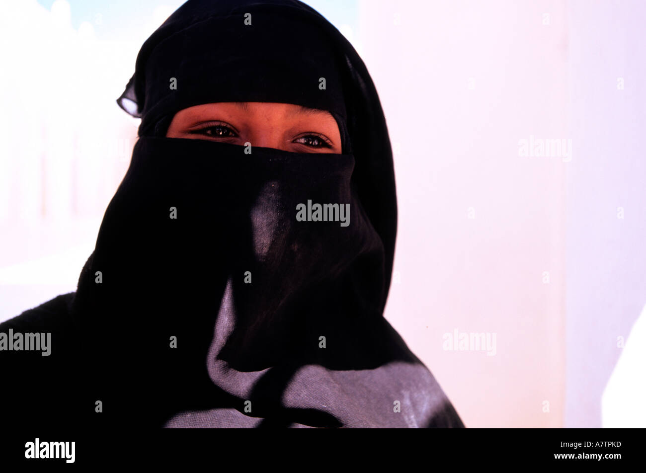 Yemen veiled woman hi-res stock photography and images - Alamy