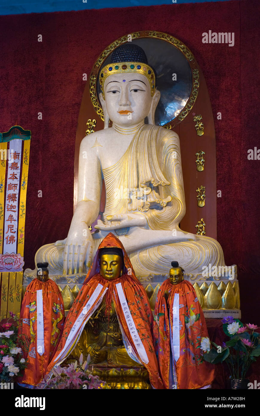 The hall of jade buddha hi-res stock photography and images - Alamy