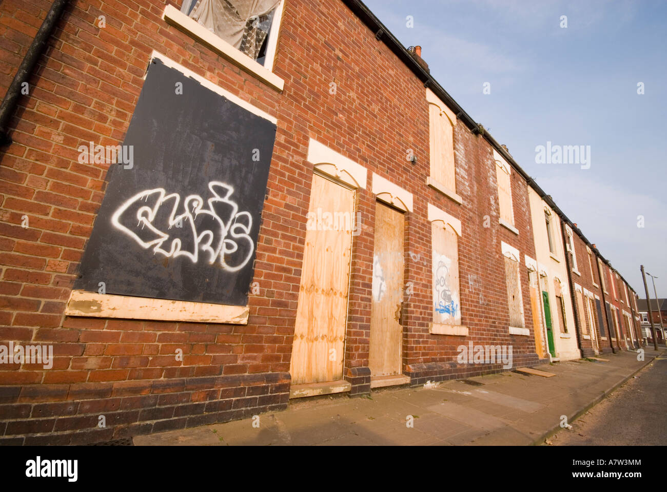 Derelict row empty terrace houses hires stock photography and images