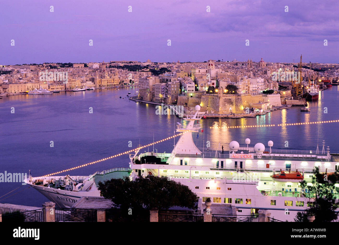 Night boat cruise hi-res stock photography and images - Alamy