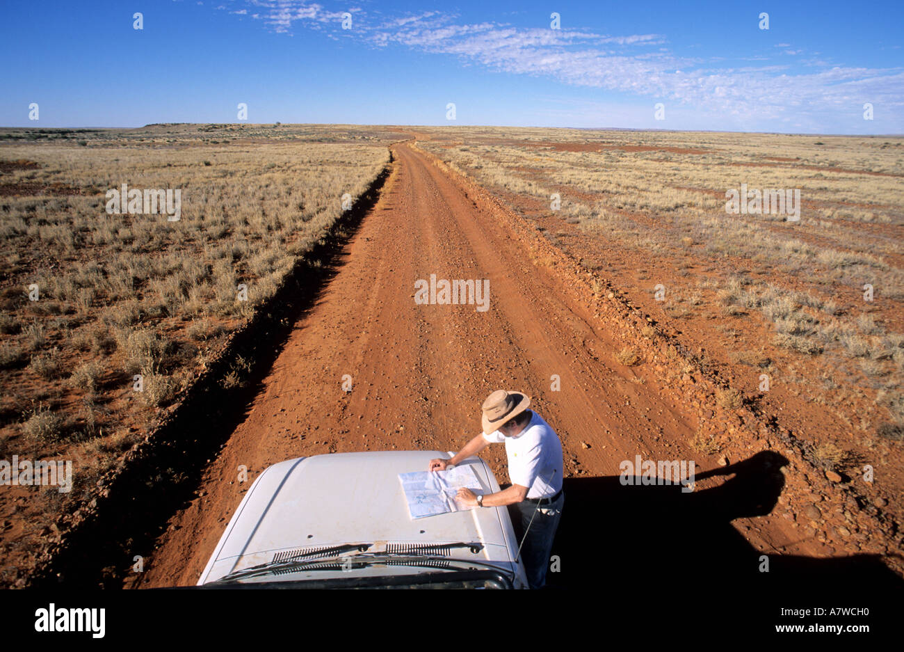 Australia, South Australia, reading of roadmap on a track of the desert of Simpson Stock Photo