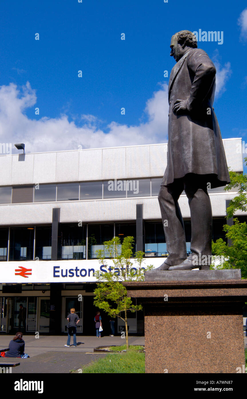 Robert stephenson statue euston station hires stock photography and